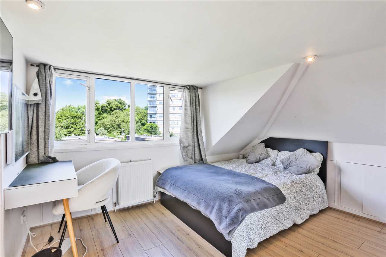4 bed semi-detached house for sale in Hungerford Road 14