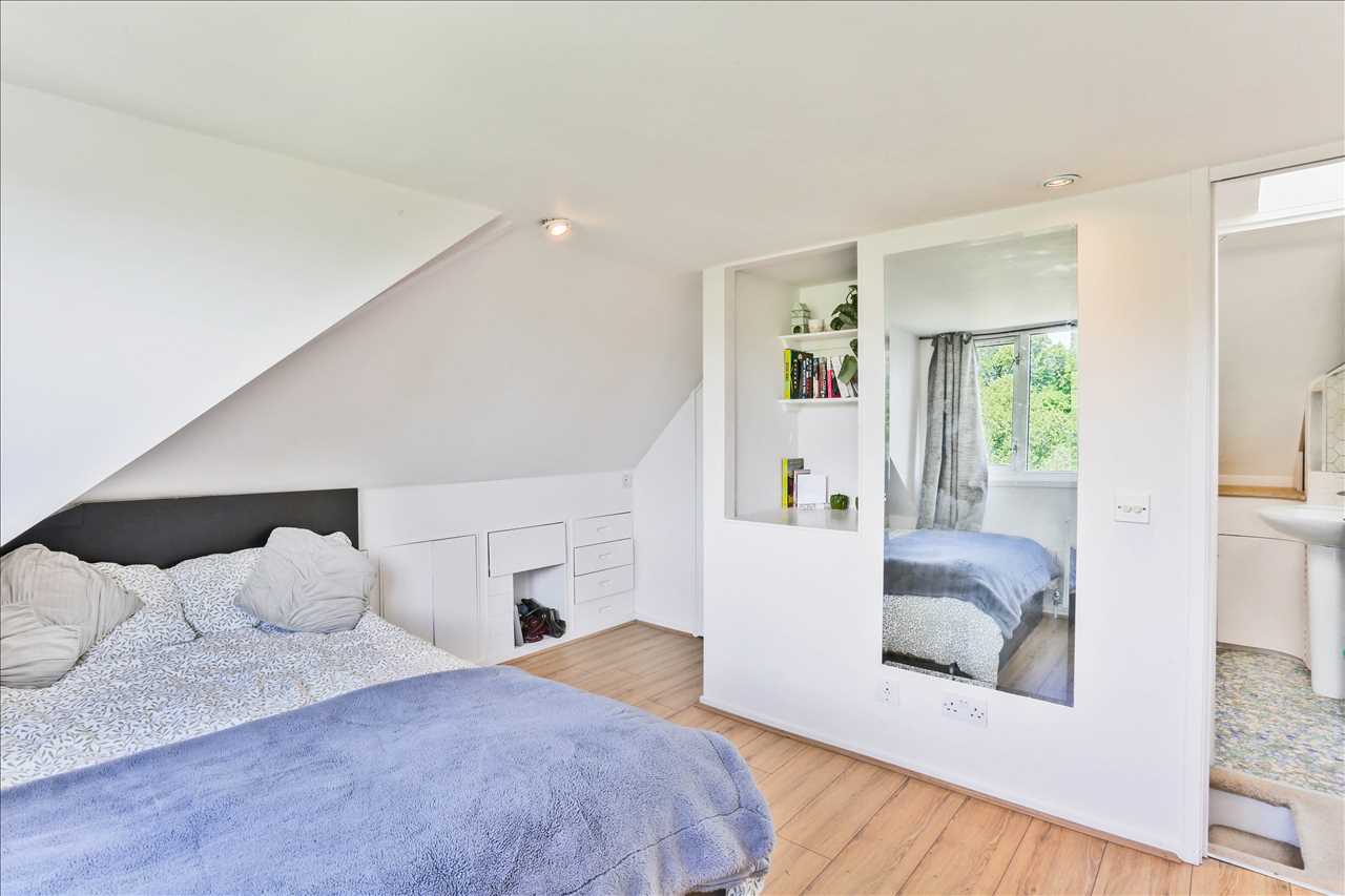 4 bed semi-detached house for sale in Hungerford Road 15