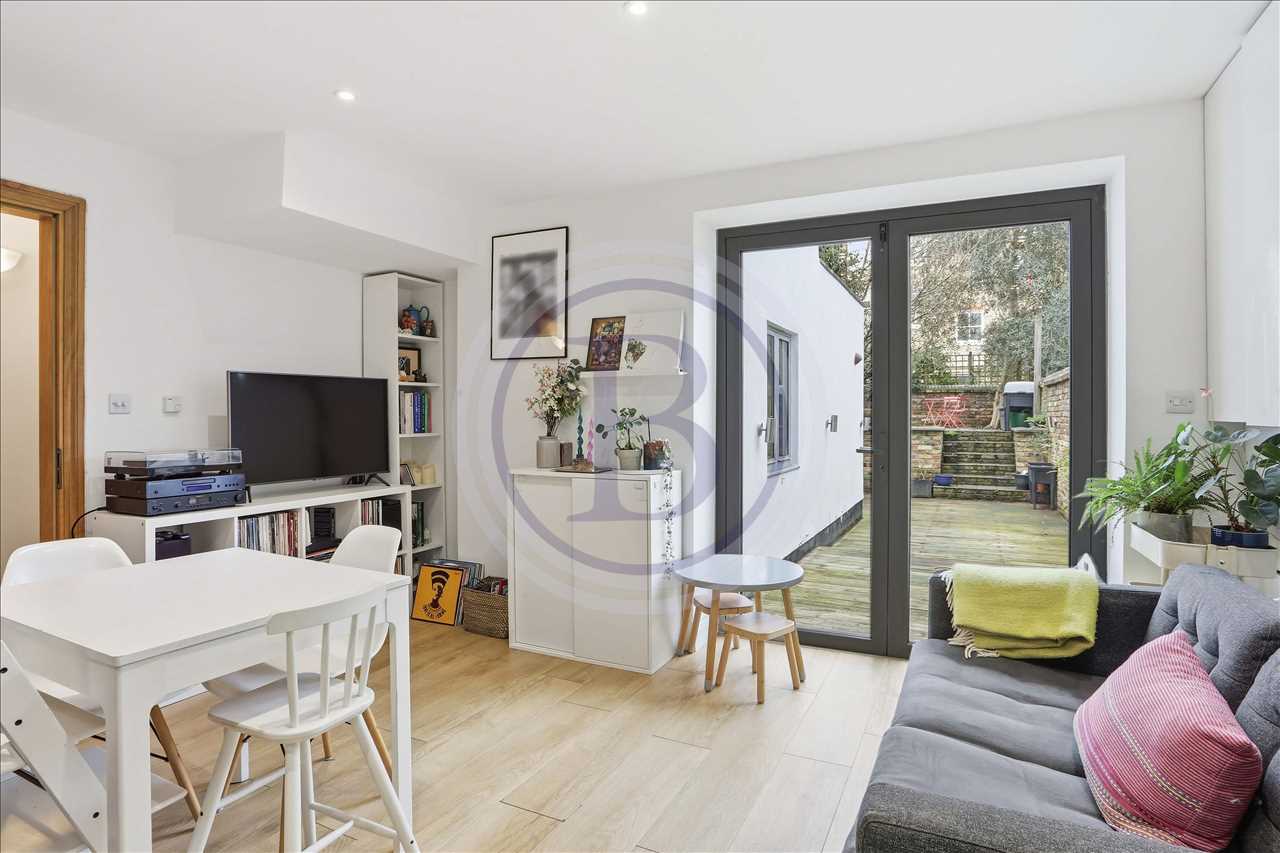 3 bed flat for sale in Tufnell Park Road  - Property Image 2