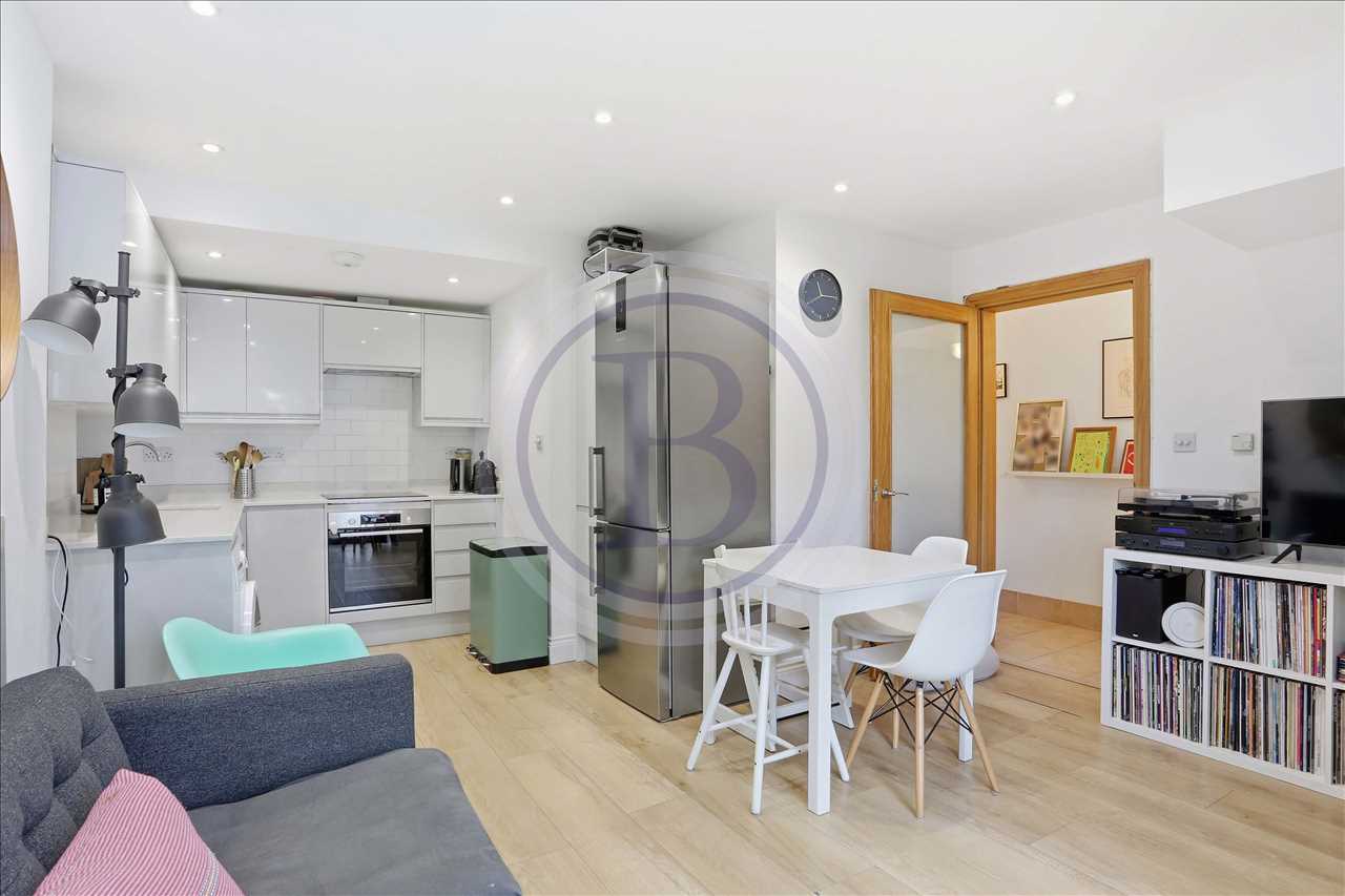 3 bed flat for sale in Tufnell Park Road  - Property Image 3