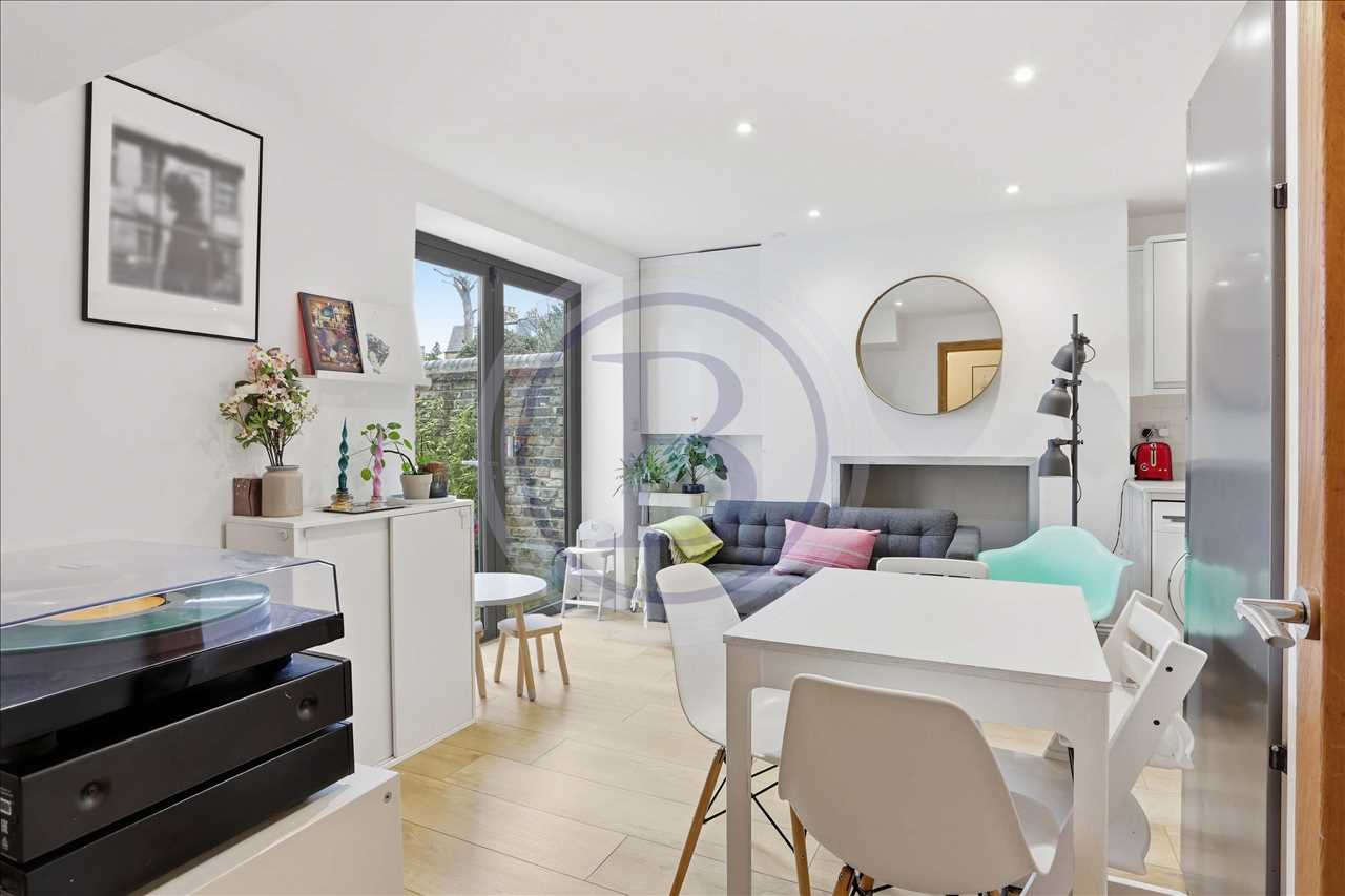 3 bed flat for sale in Tufnell Park Road  - Property Image 4
