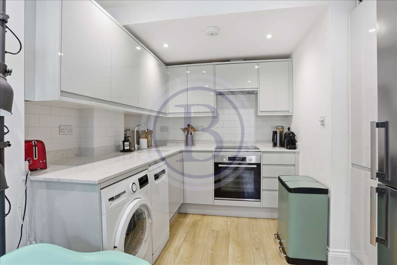 3 bed flat for sale in Tufnell Park Road 4