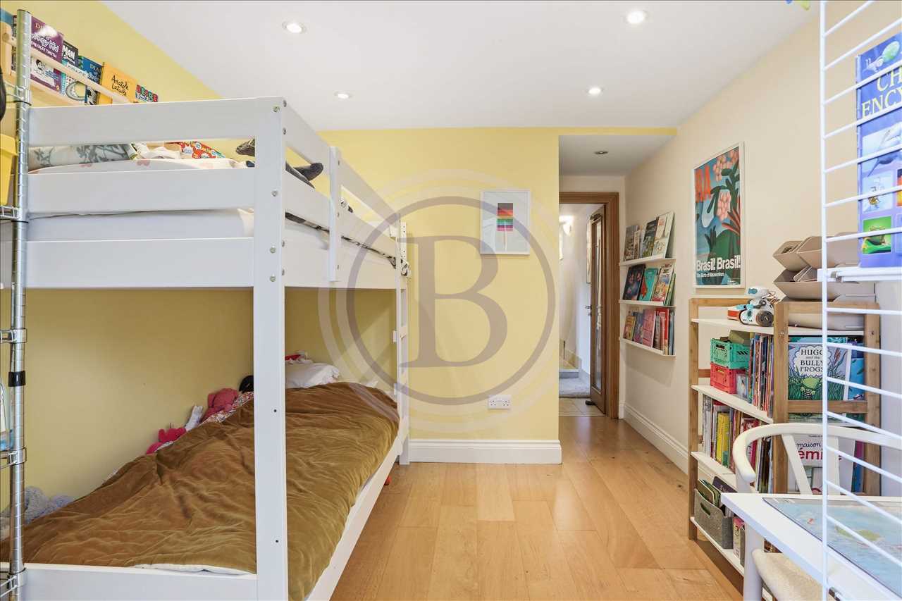 3 bed flat for sale in Tufnell Park Road 7