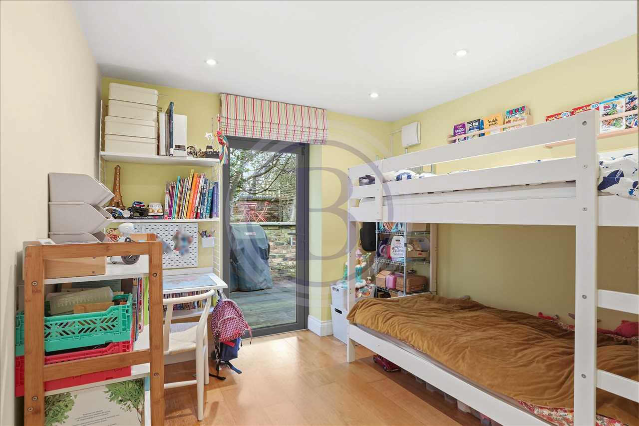 3 bed flat for sale in Tufnell Park Road 8