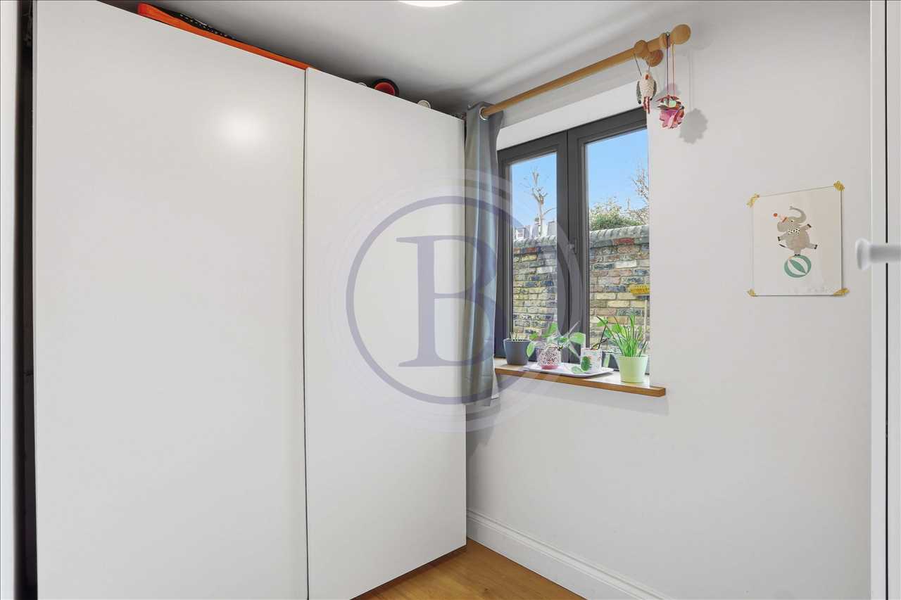 3 bed flat for sale in Tufnell Park Road 18