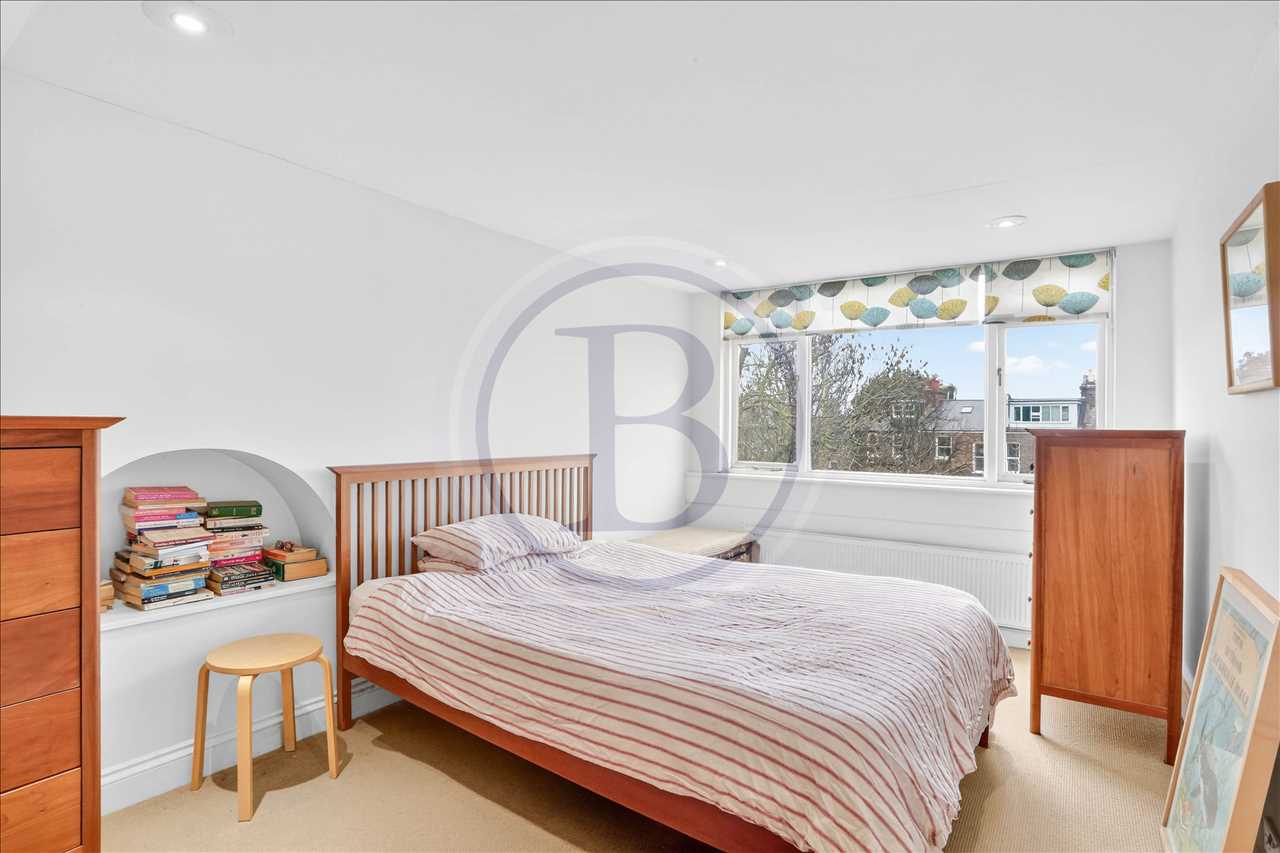 3 bed maisonette for sale in Corinne Road 2