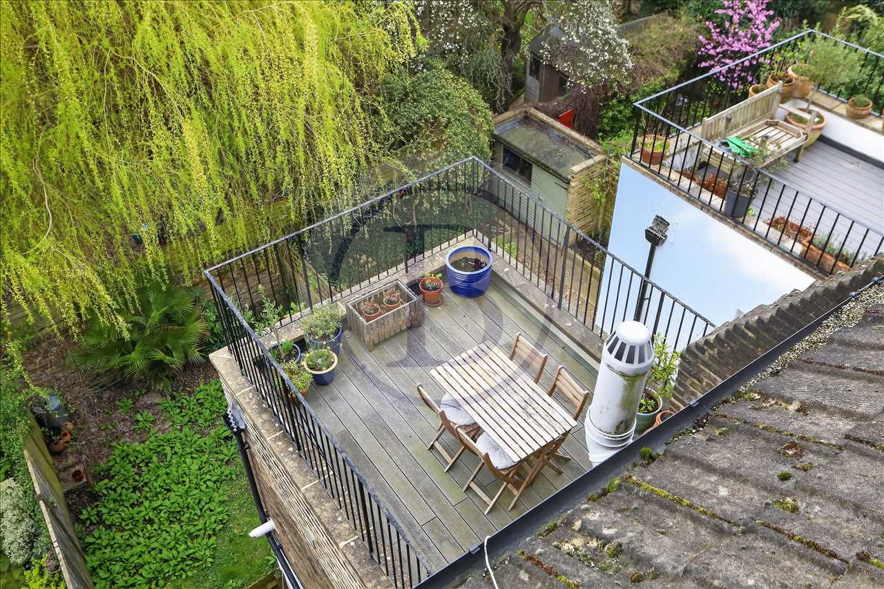 3 bed maisonette for sale in Corinne Road 9