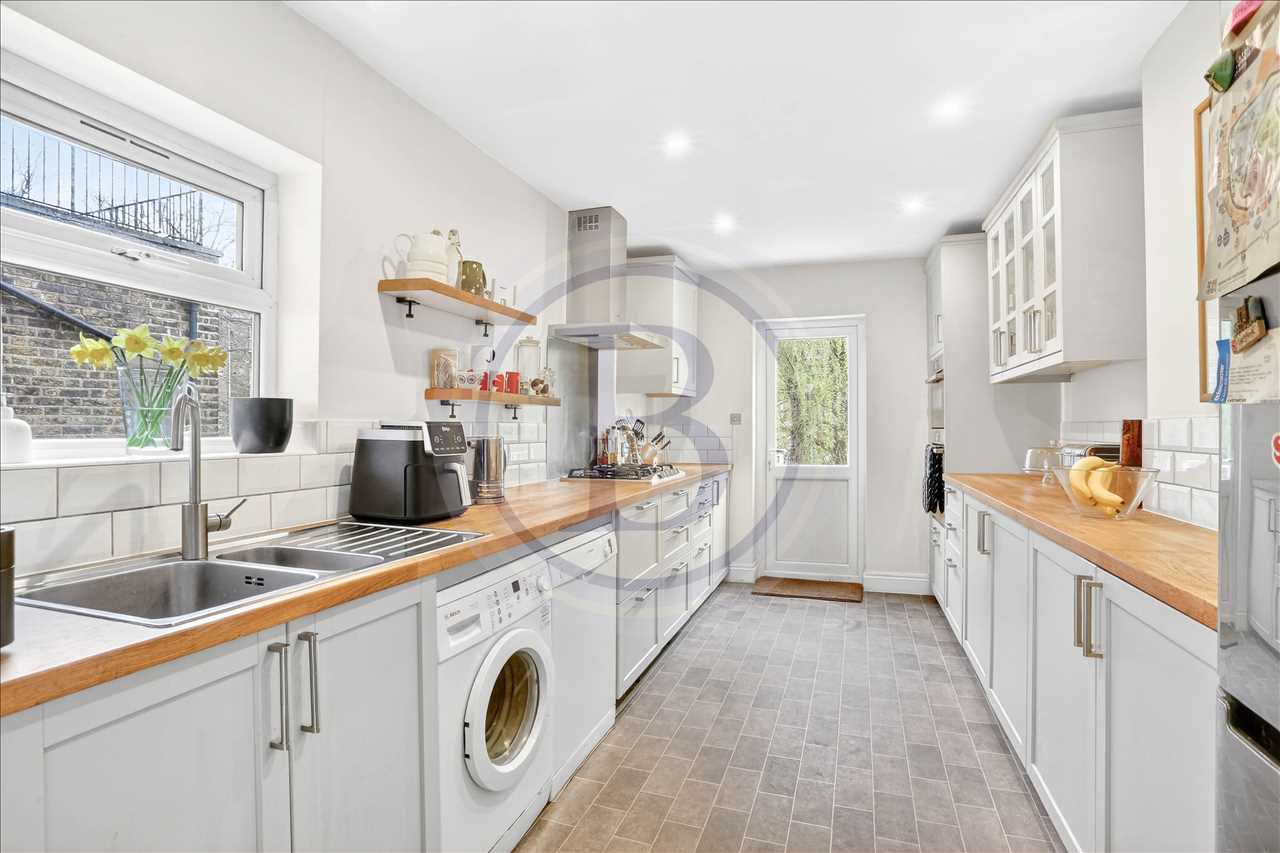 3 bed maisonette for sale in Corinne Road 12