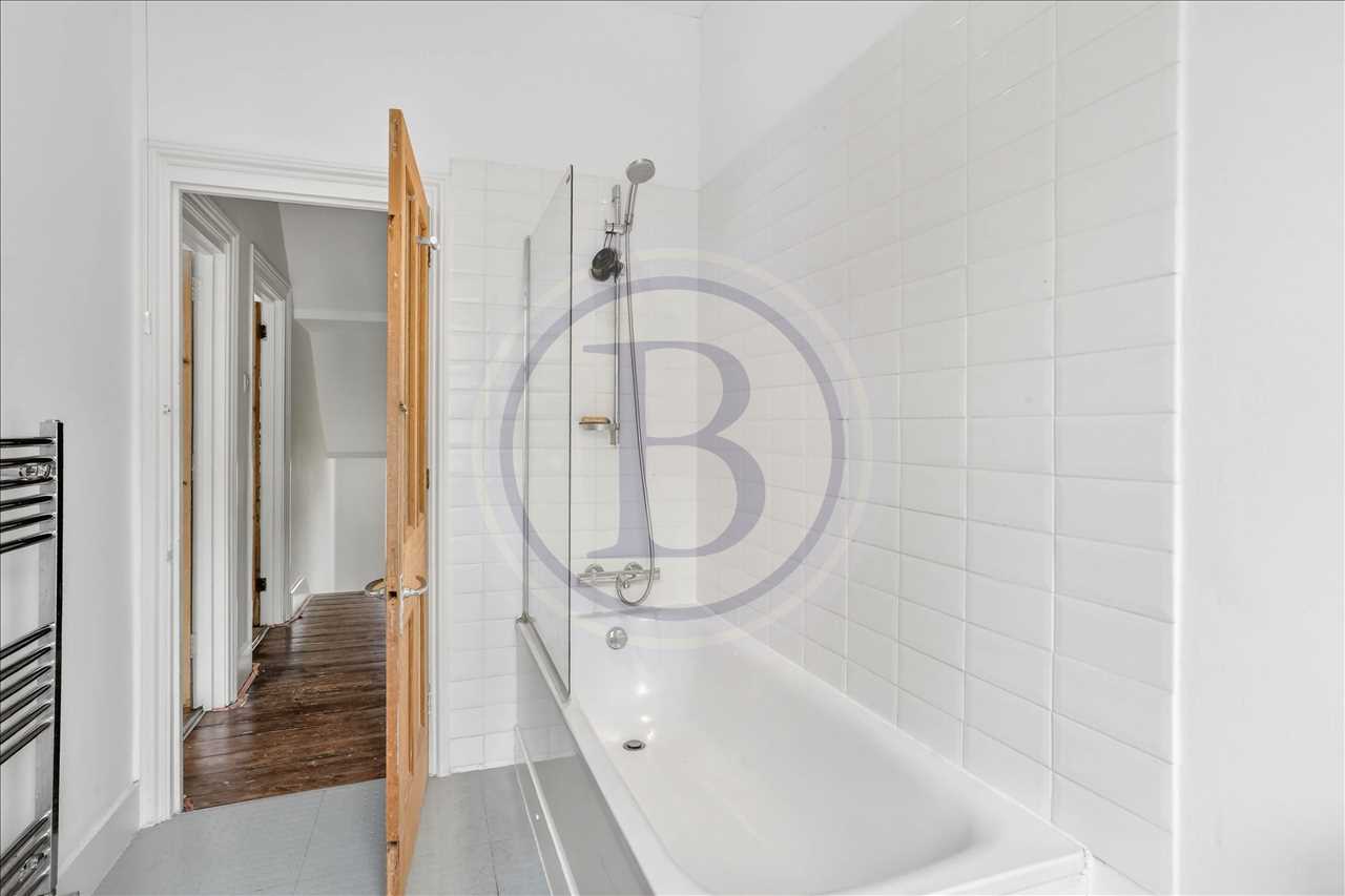 3 bed maisonette for sale in Corinne Road 13