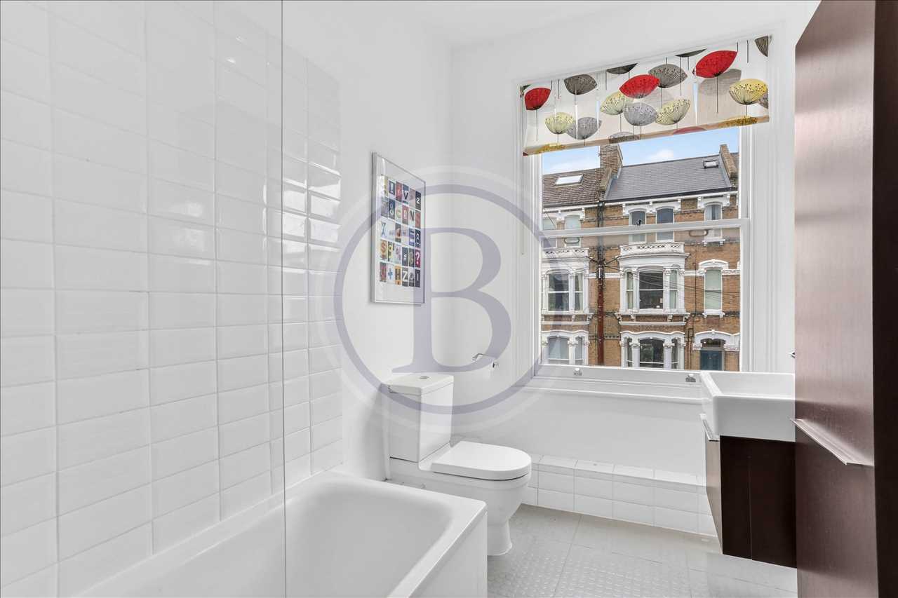 3 bed maisonette for sale in Corinne Road 14