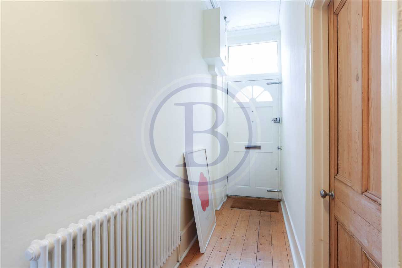 3 bed maisonette for sale in Corinne Road 16