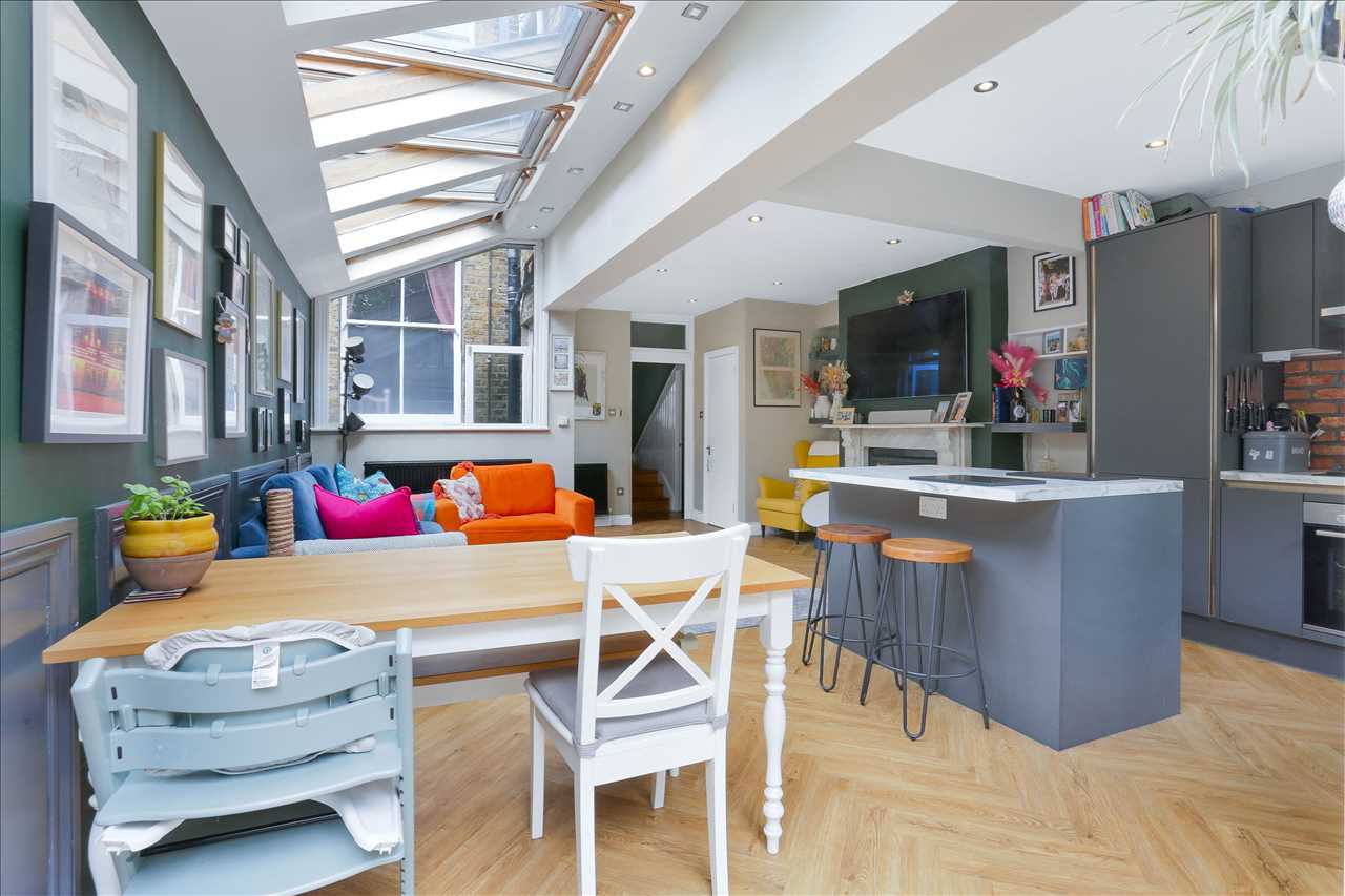 2 bed flat for sale in Tytherton Road  - Property Image 1