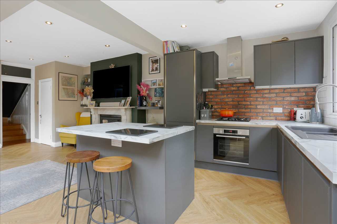 2 bed flat for sale in Tytherton Road  - Property Image 5
