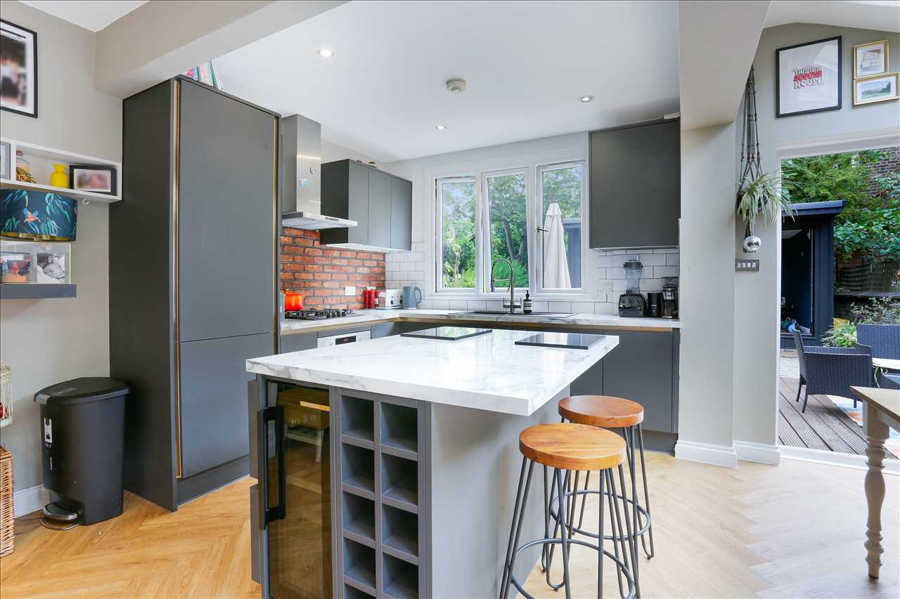 2 bed flat for sale in Tytherton Road 5