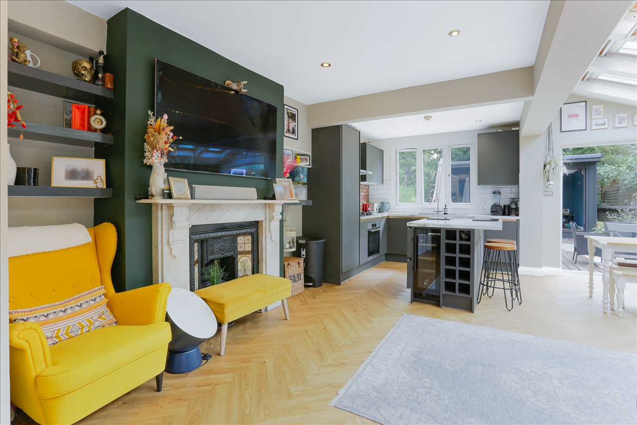 2 bed flat for sale in Tytherton Road 6