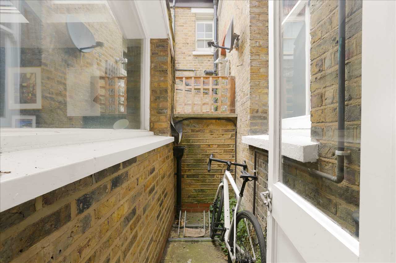 2 bed flat for sale in Tytherton Road 7