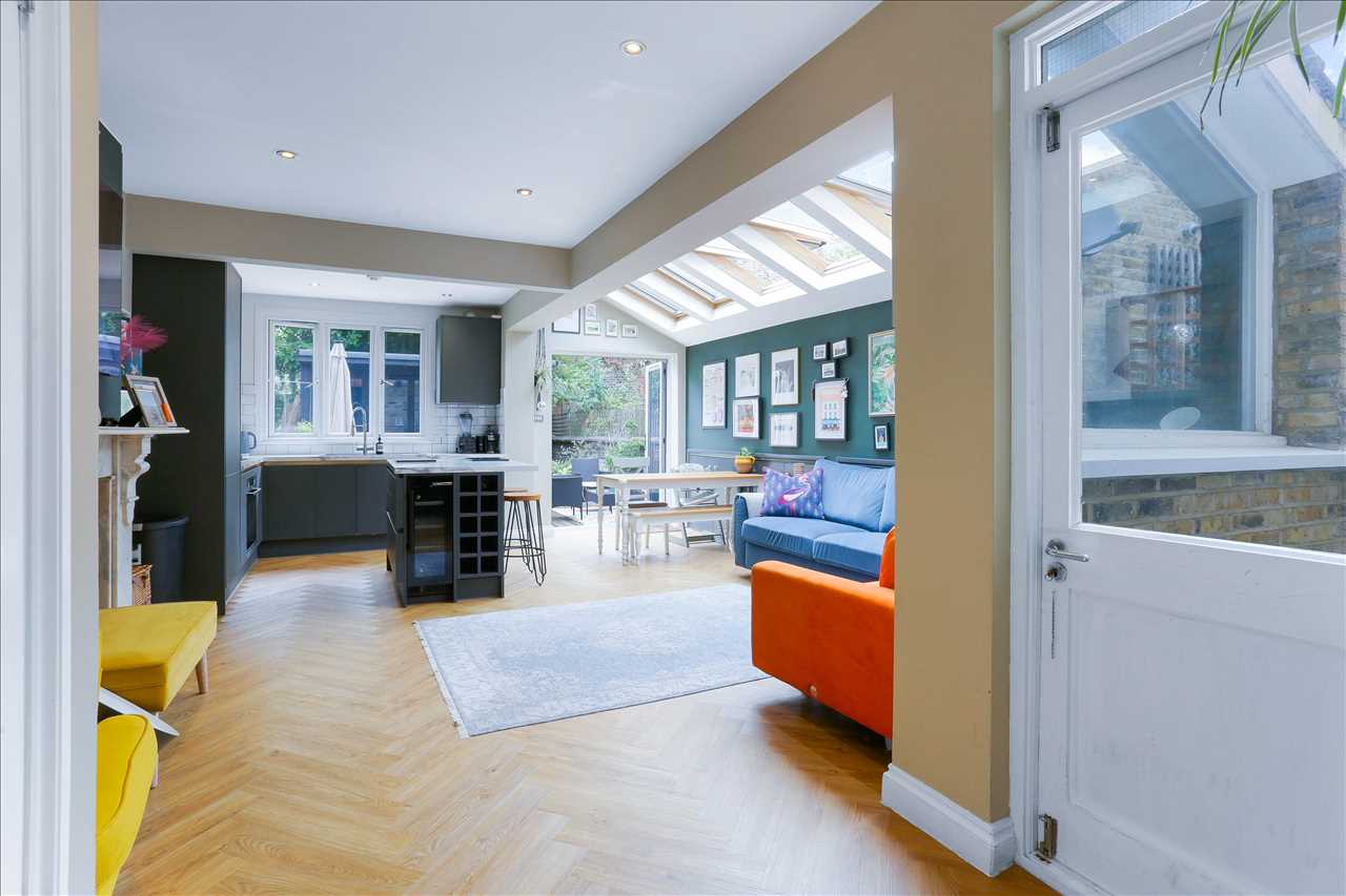 2 bed flat for sale in Tytherton Road 8