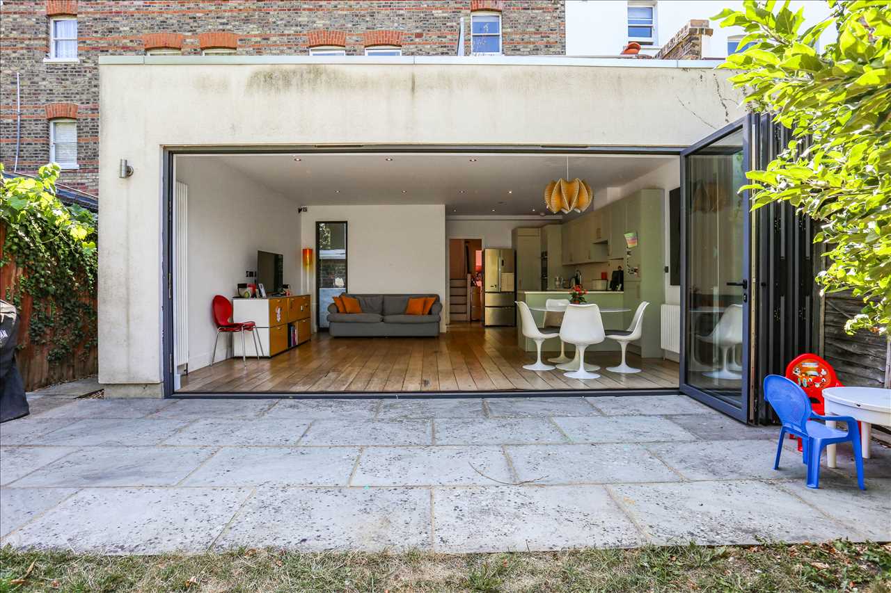 3 bed flat for sale in Yerbury Road 1