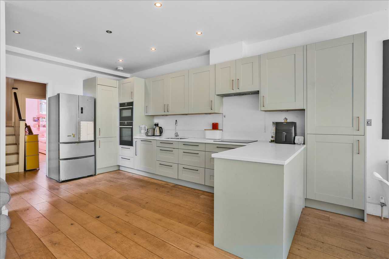 3 bed flat for sale in Yerbury Road 4
