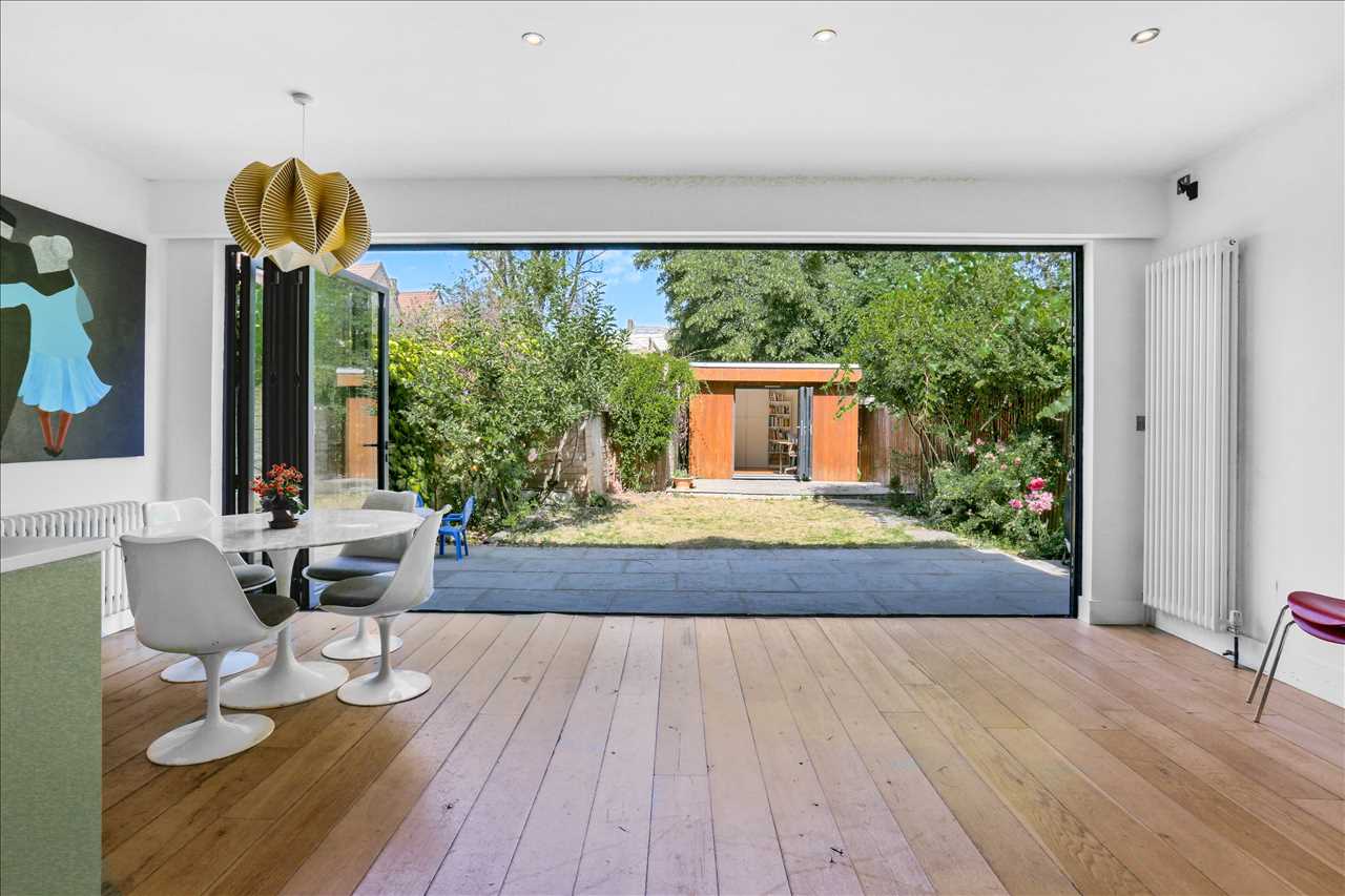 3 bed flat for sale in Yerbury Road 5