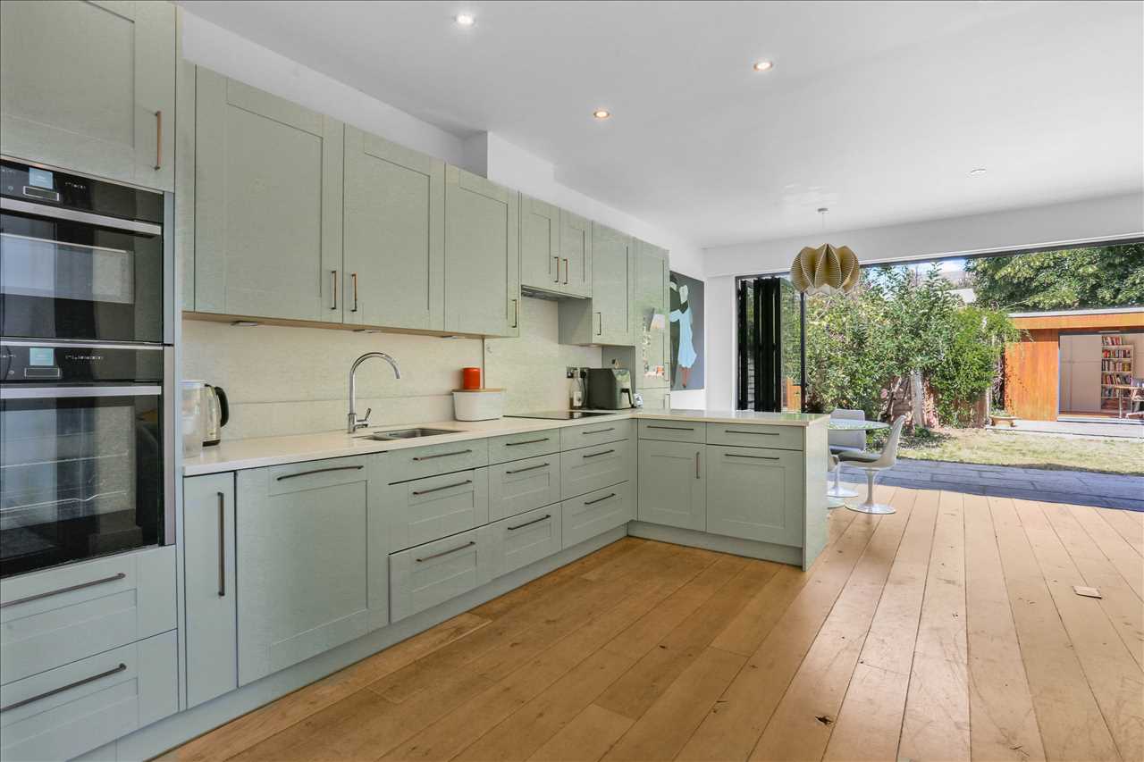 3 bed flat for sale in Yerbury Road 6