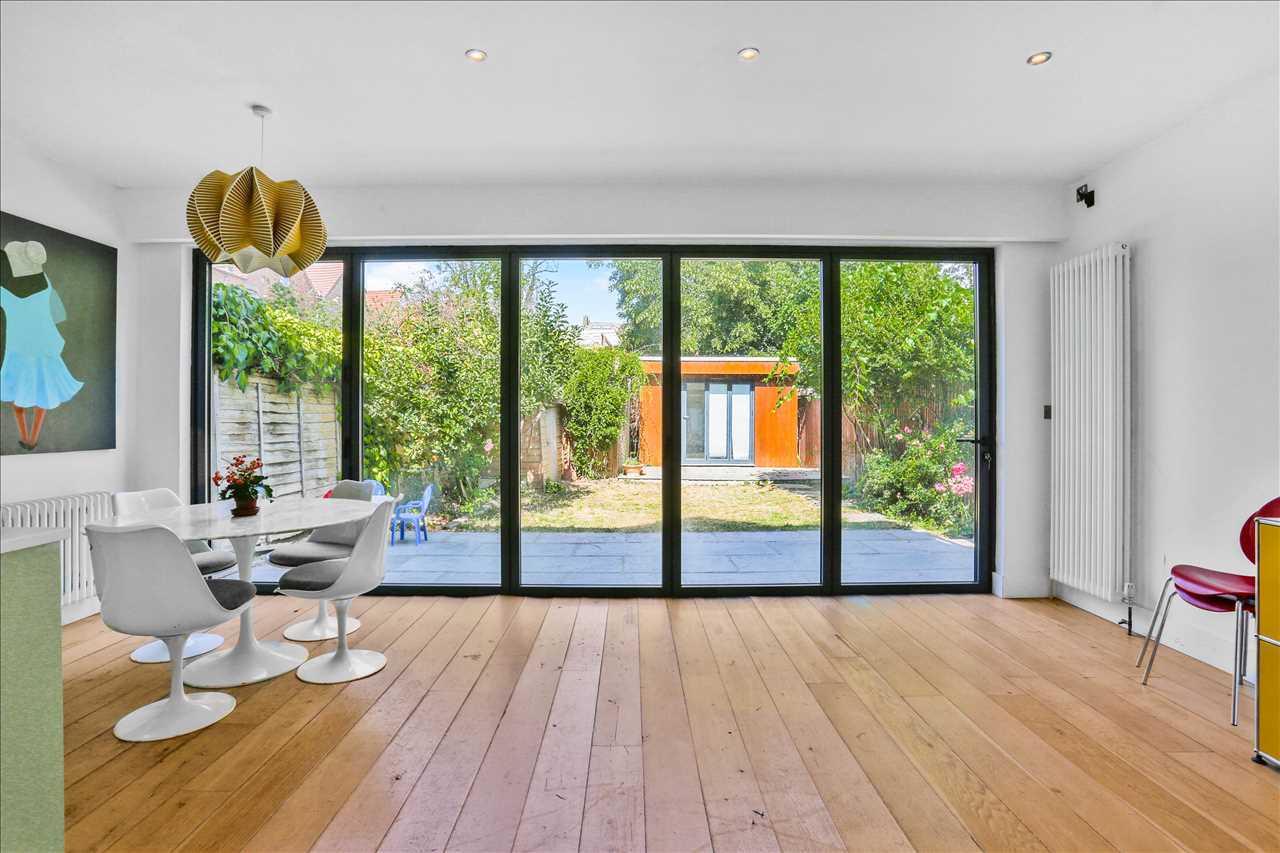 3 bed flat for sale in Yerbury Road 7