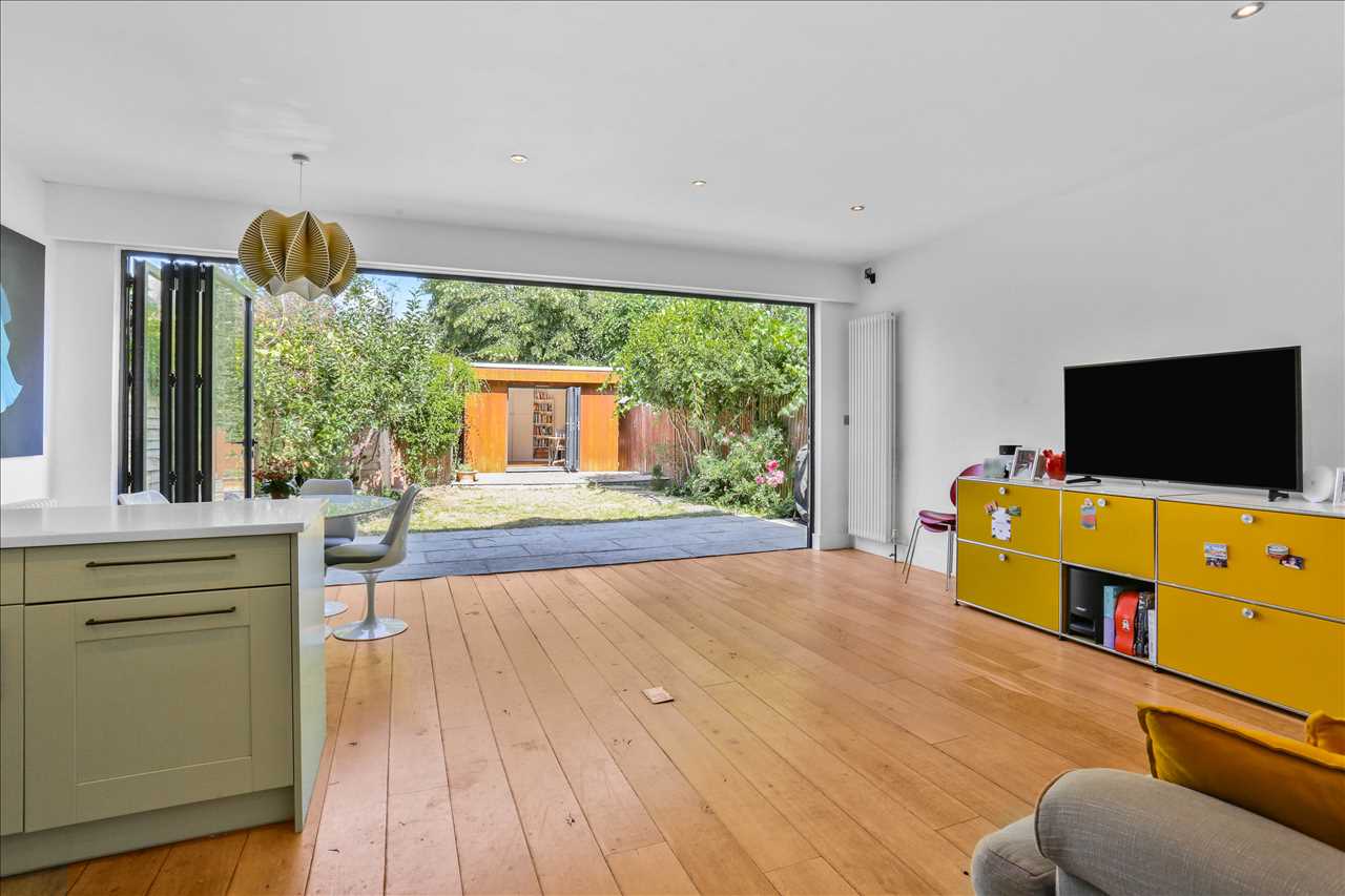 3 bed flat for sale in Yerbury Road 9