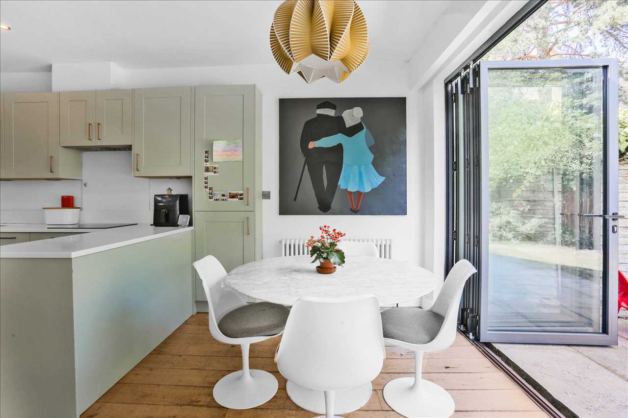 3 bed flat for sale in Yerbury Road 11