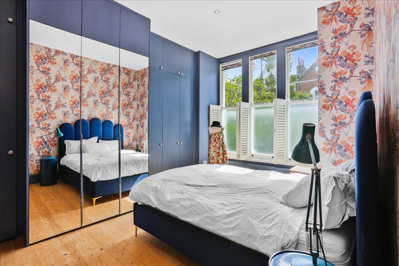 3 bed flat for sale in Yerbury Road 13
