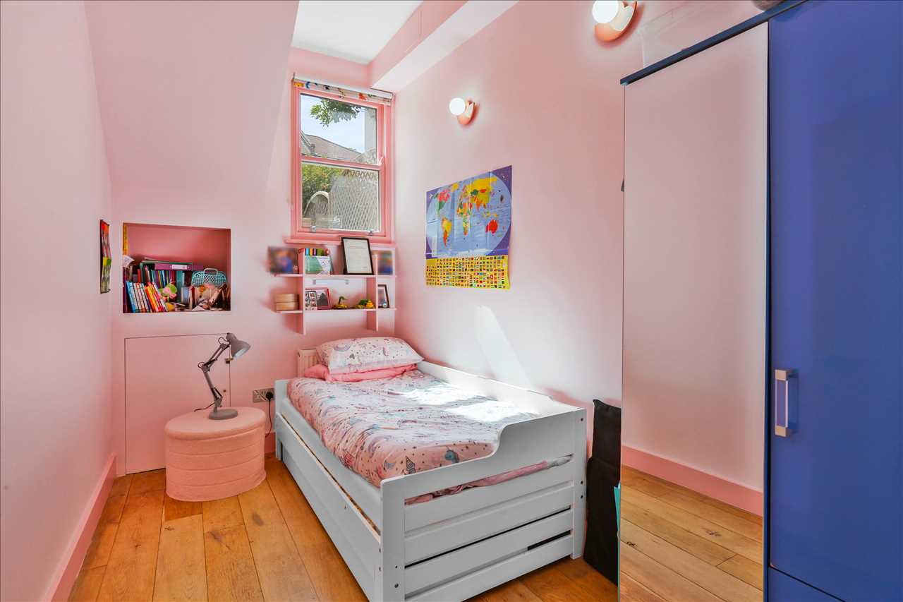 3 bed flat for sale in Yerbury Road 15