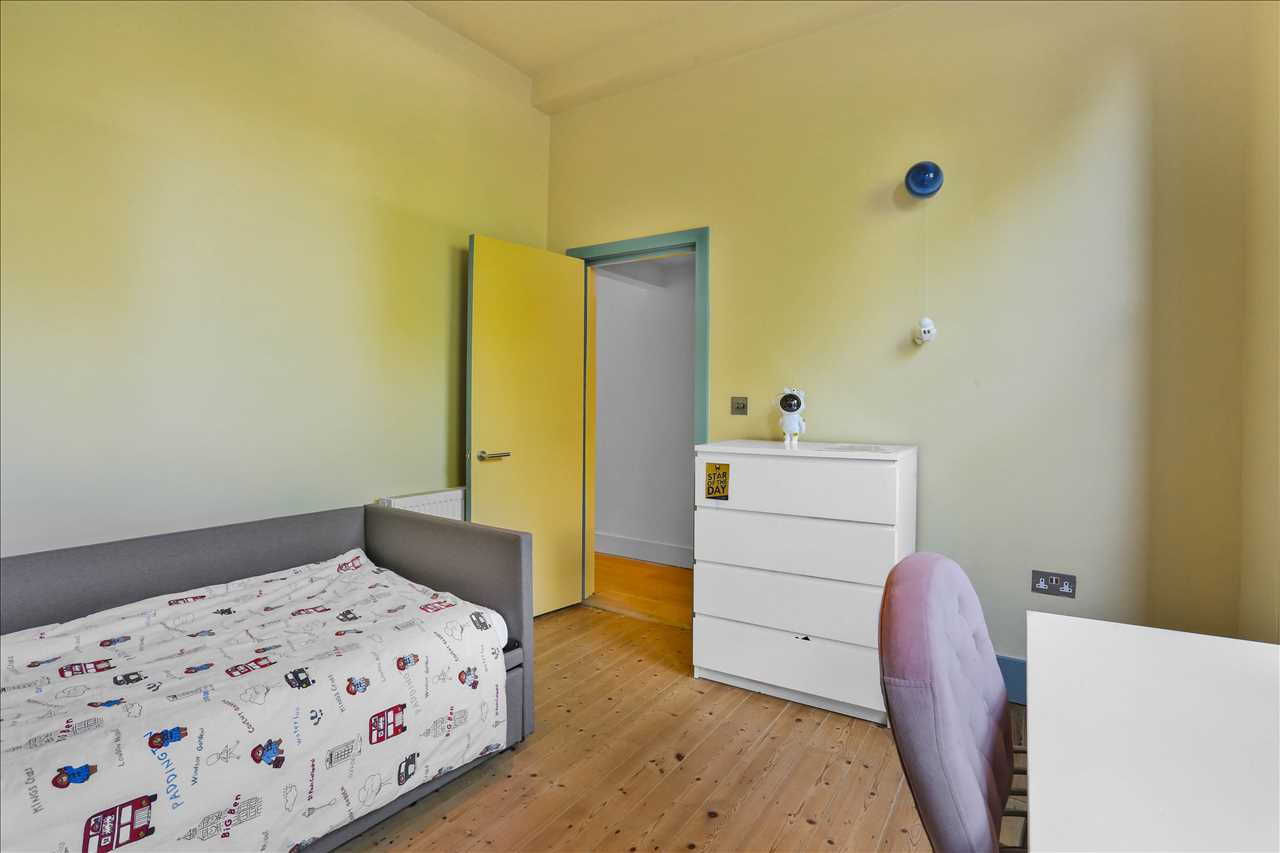 3 bed flat for sale in Yerbury Road 18