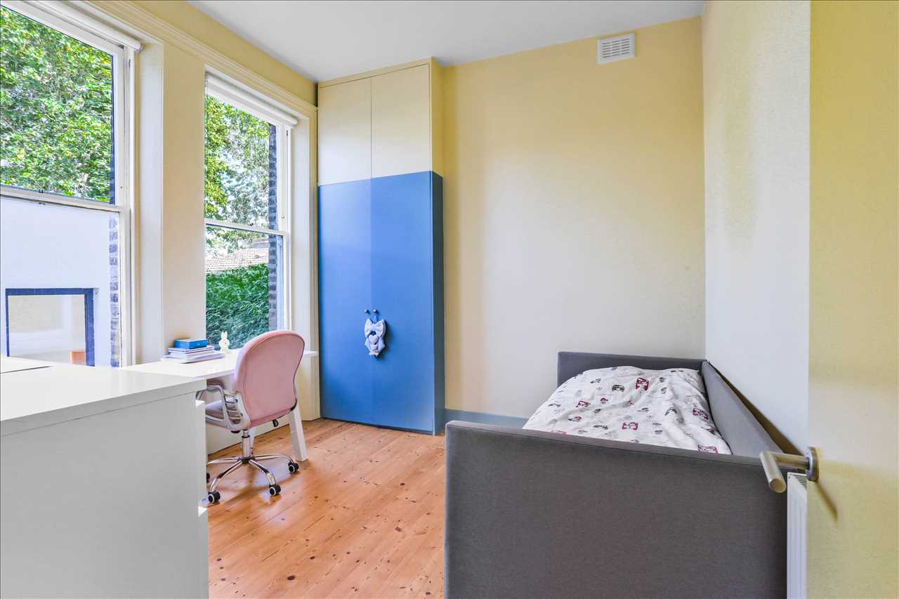 3 bed flat for sale in Yerbury Road 19