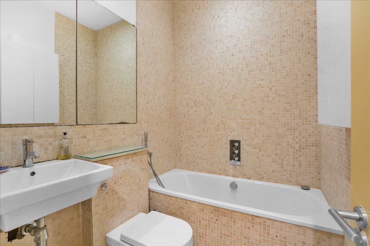 3 bed flat for sale in Yerbury Road 22