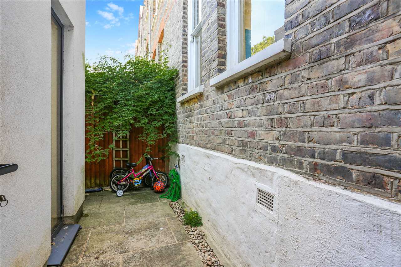3 bed flat for sale in Yerbury Road  - Property Image 25