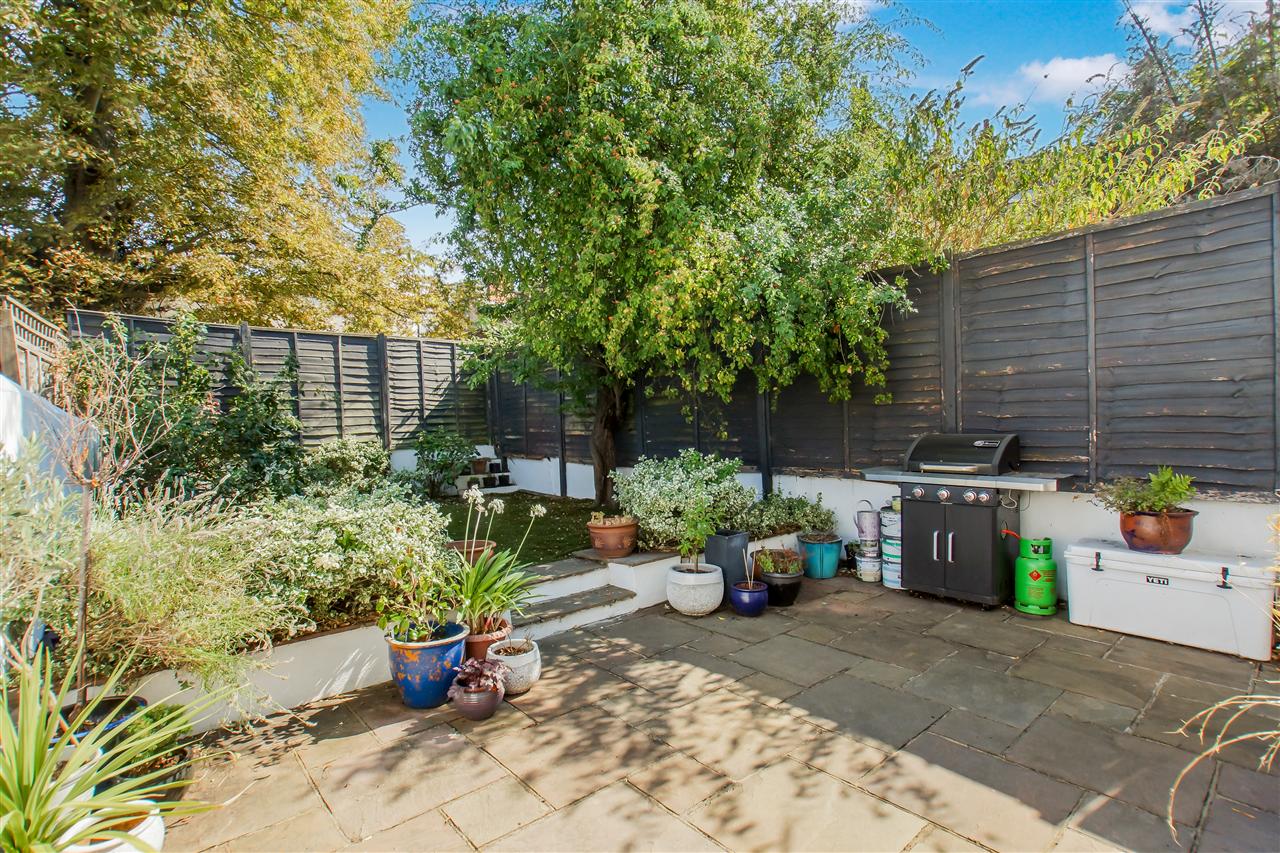 2 bed flat for sale in St John's Villas 1