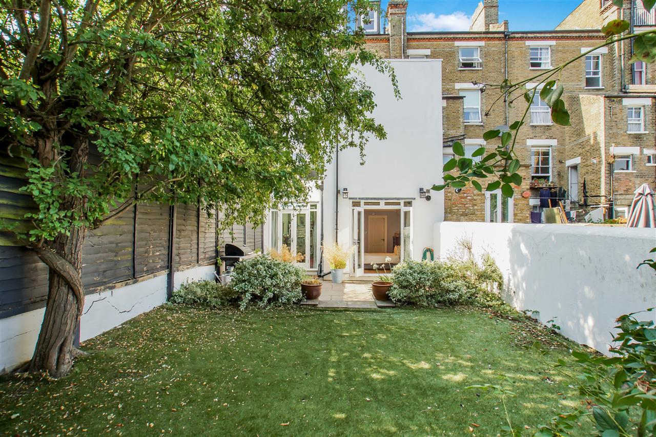 2 bed flat for sale in St John's Villas 2