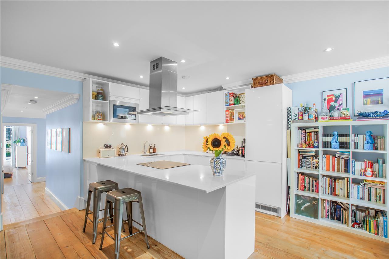 2 bed flat for sale in St John's Villas 8