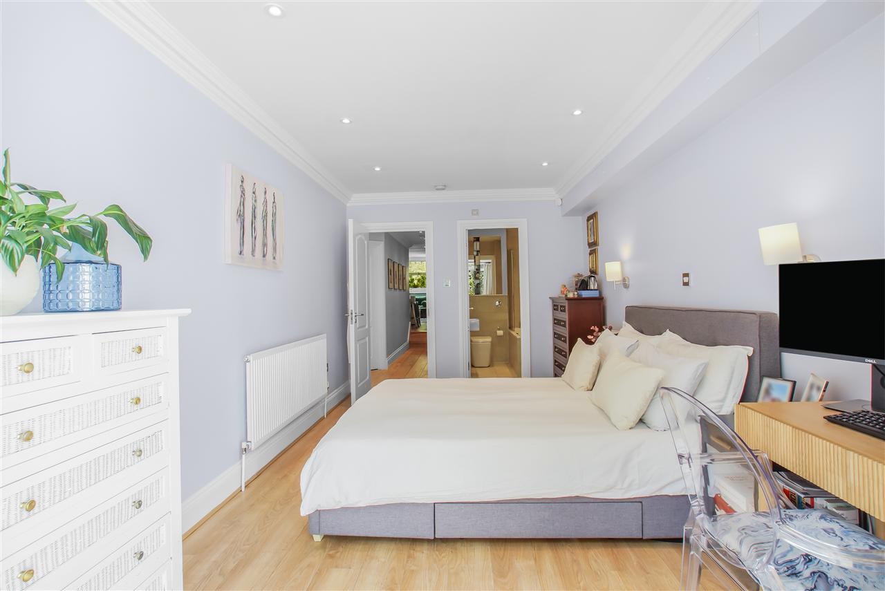 2 bed flat for sale in St John's Villas 11