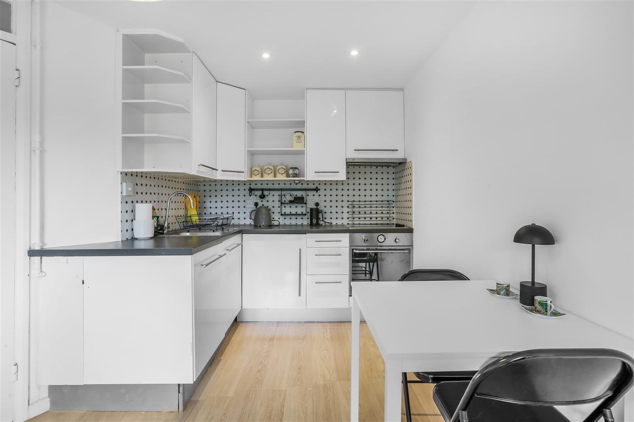 1 bed flat for sale in Hunter House Junction Road 9