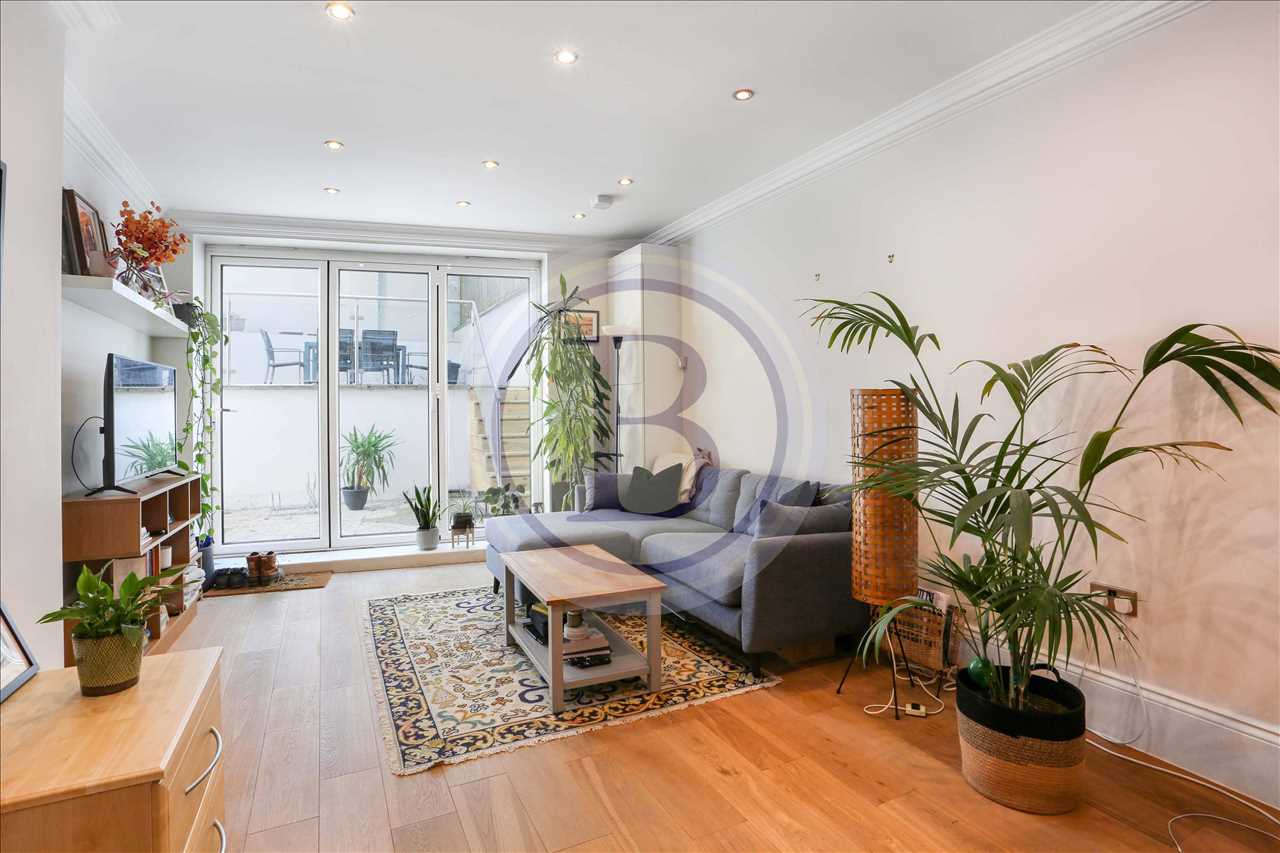 CHAIN FREE! A modern, beautifully presented and exceptionally spacious (approximately 700 Sq Ft / 65 Sq M) lower ground floor garden flat, located in a popular spot on Brecknock Road surrounded by local shops, cafes, specialist food stores and excellent transport links. Kentish Town's shopping ...