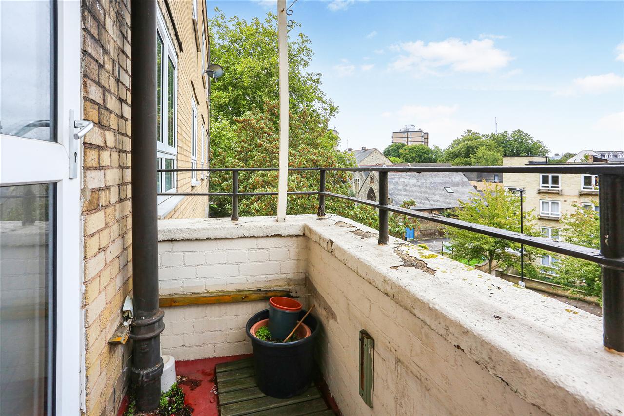 2 bed flat for sale  - Property Image 9
