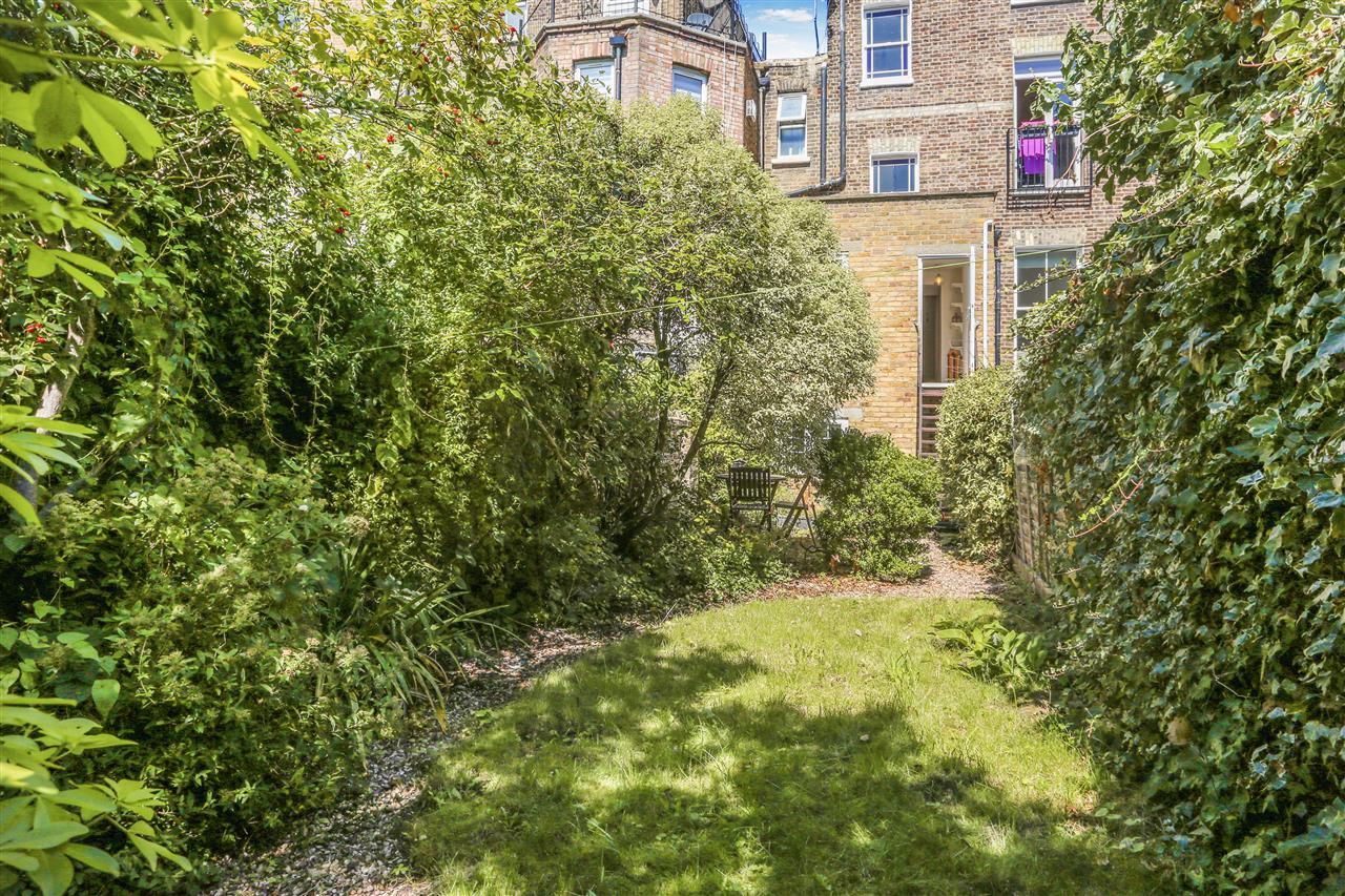 2 bed flat for sale in Tufnell Park Road  - Property Image 5