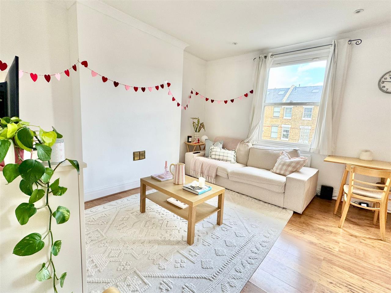 2 bed flat to rent in Huddleston Road  - Property Image 2