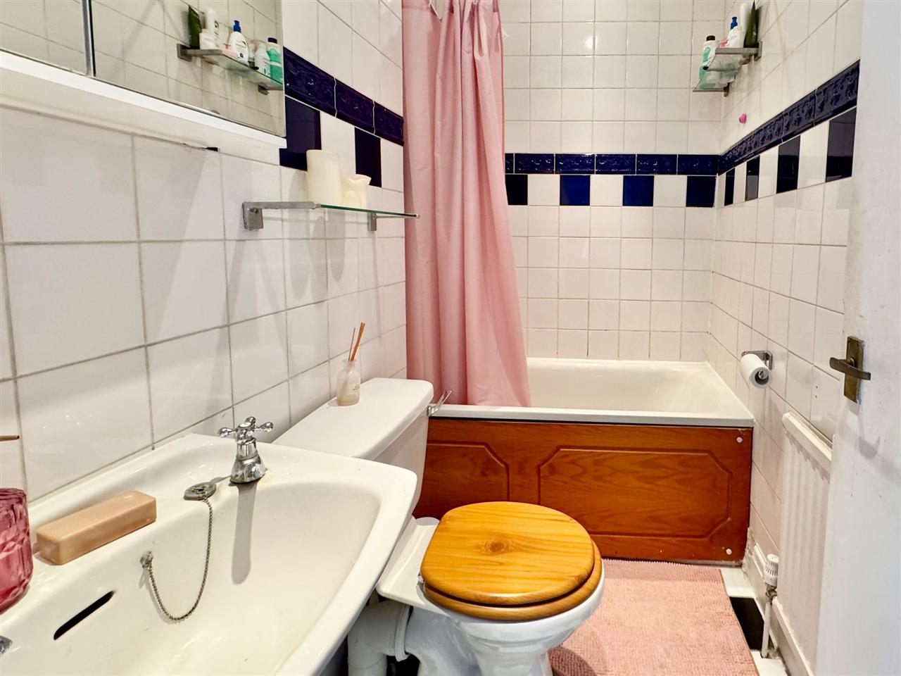 2 bed flat to rent in Huddleston Road  - Property Image 6