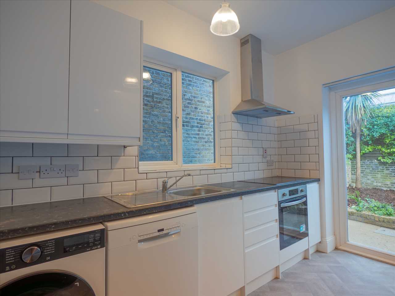 2 bed flat to rent in Wilton Way 1