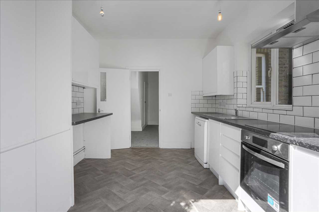 2 bed flat to rent in Wilton Way 2