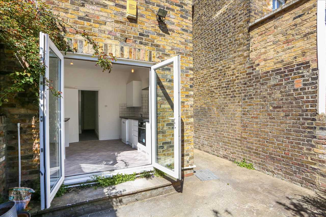 2 bed flat to rent in Wilton Way 13