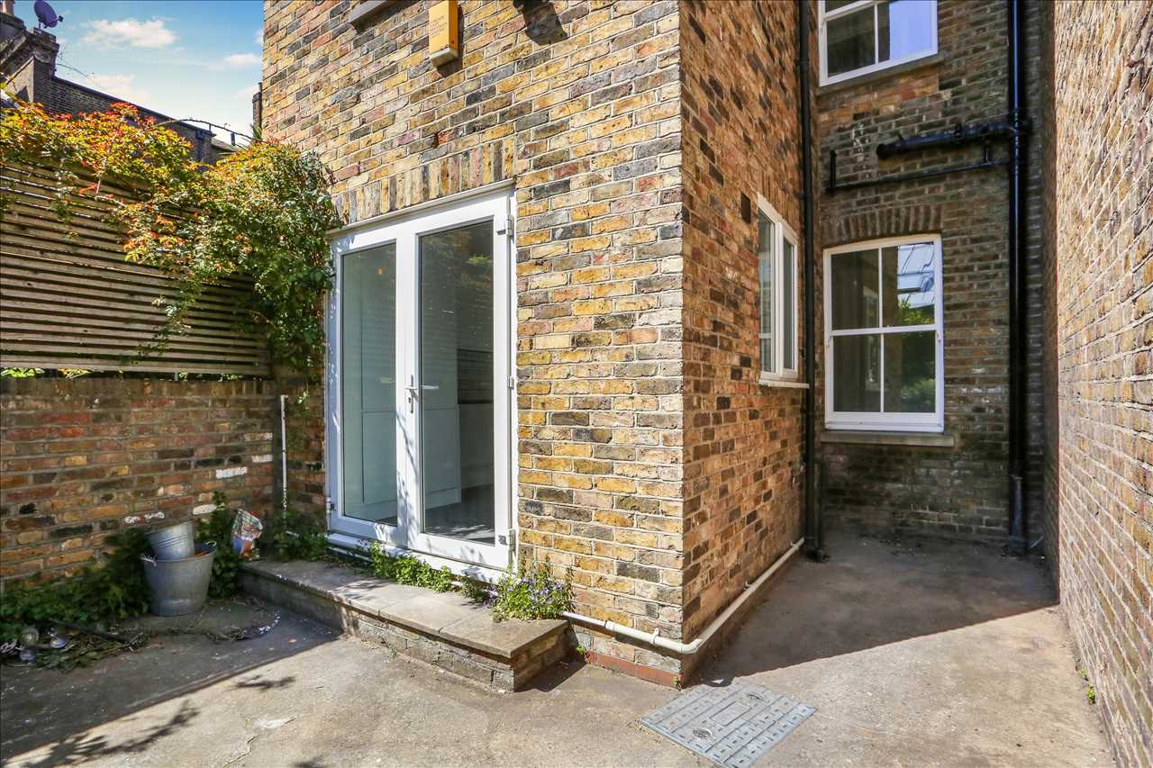 2 bed flat to rent in Wilton Way 14
