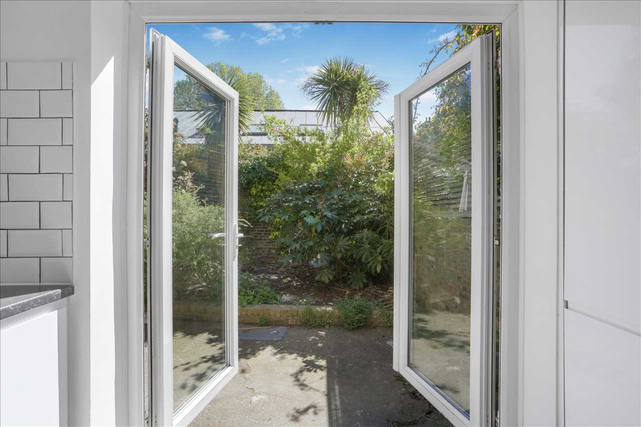 2 bed flat to rent in Wilton Way 15