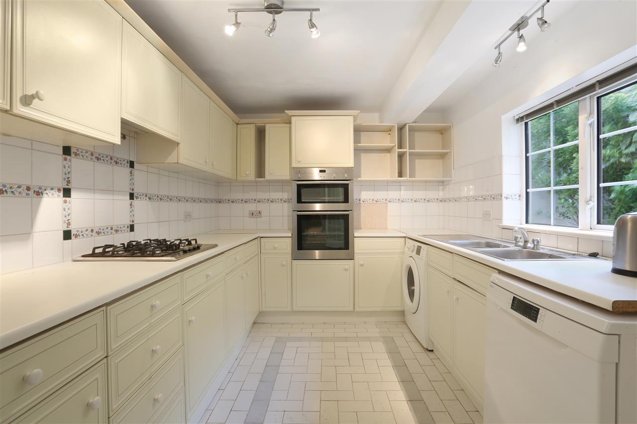 3 bed flat for sale in Huddleston Road  - Property Image 3